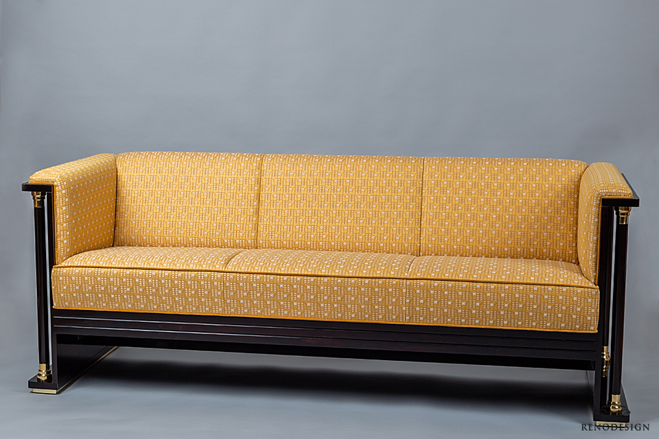 Sedačka starožitný nábytek RENODESIGN foto: Adéla Solárová