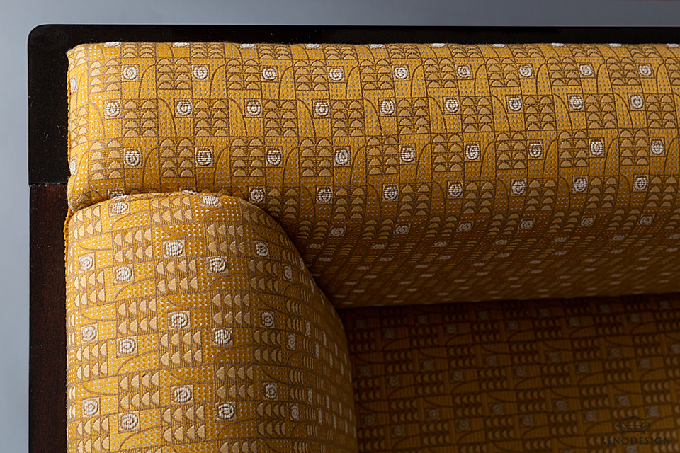 Sedačka starožitný nábytek RENODESIGN foto: Adéla Solárová