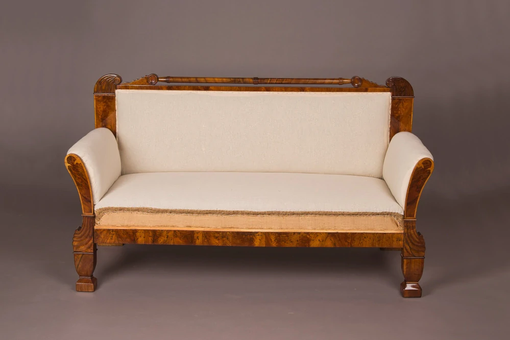 Biedermeier sofa s ořechovou kořenicí