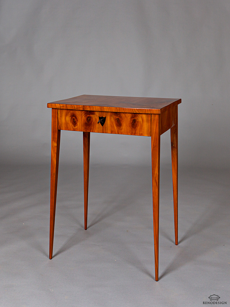 Stolek biedermeier