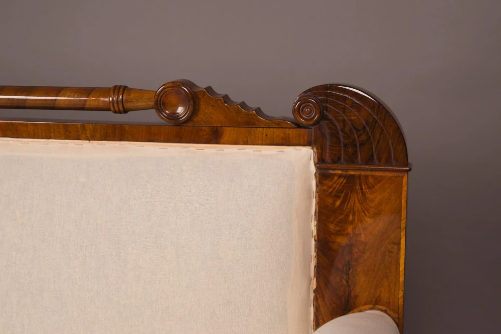 Biedermeier sofa s ořechovou kořenicí