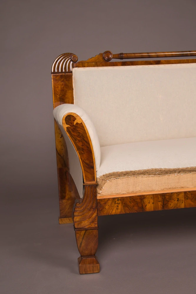 Biedermeier sofa s ořechovou kořenicí